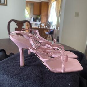 Marc Fusher BOSSI Sandal in pink!
